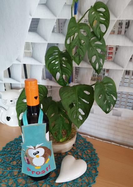 ITH - Stickdatei Flaschenschürze Eule mit Weinflasche